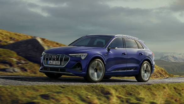 http://stat.overdrive.in/wp-content/uploads/2019/11/2020-audi-etron-s-line-01.jpg