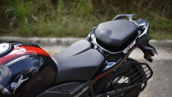 A Closer Look At The Bsvi Tvs Apache Rtr 200 4v Image Gallery