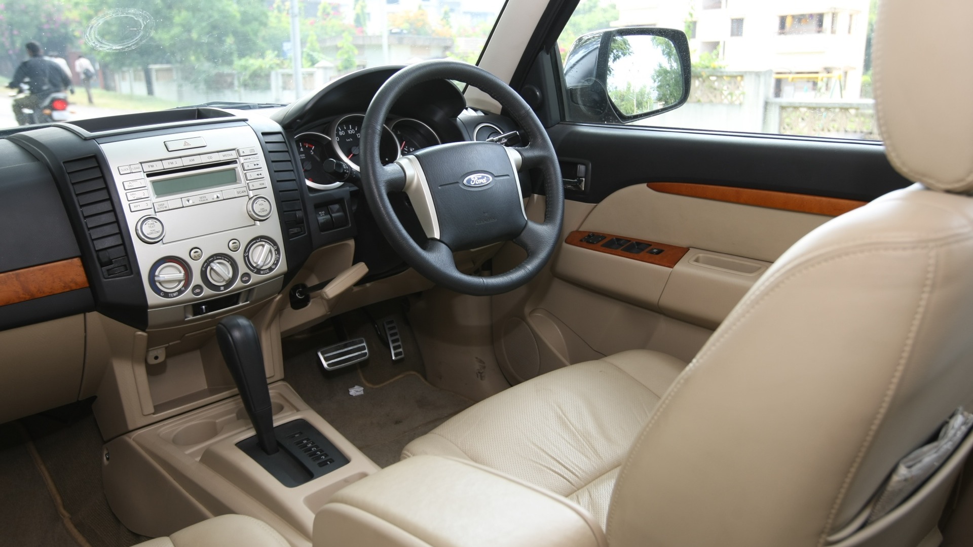Ford Endeavour 2012 Tdci 4x2 2 5 Xlt Interior Car Photos