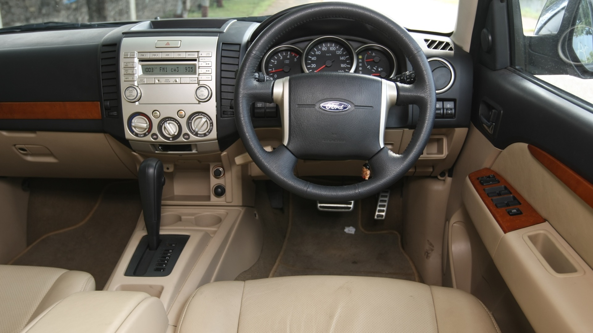 Ford Endeavour 2012 Tdci 4x2 2 5 Xlt Interior Car Photos