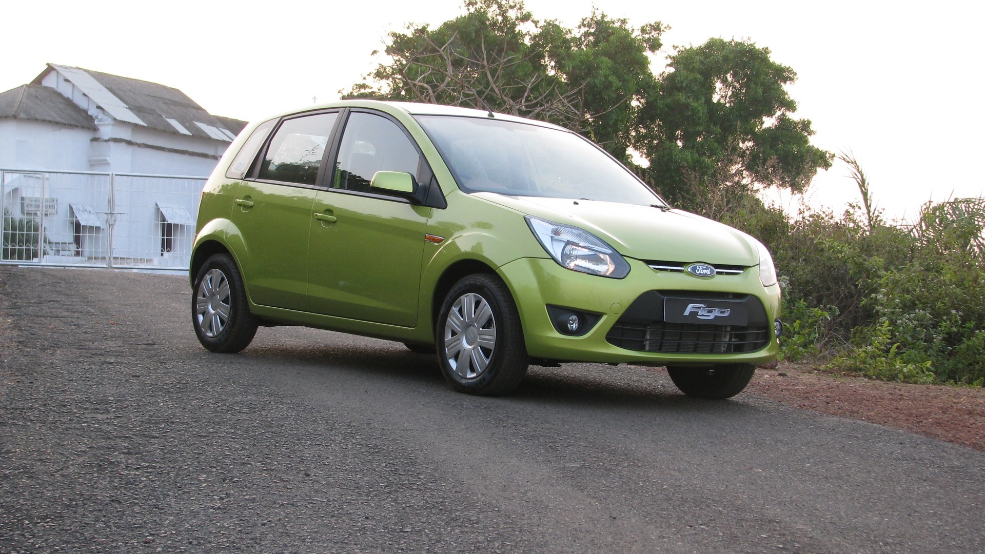 Ford-Figo-2013-1-2-Duratec-LXI-Compare