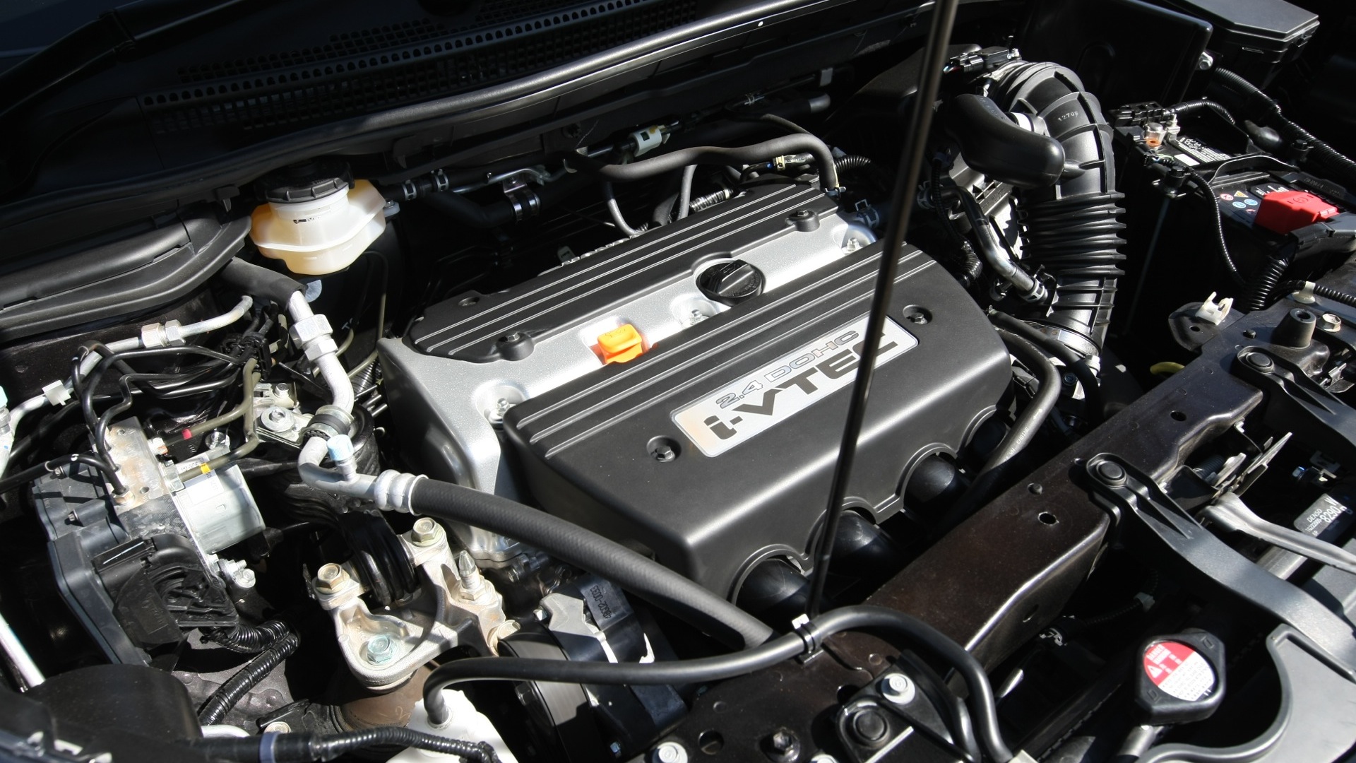 Двигатели автомобиля хонда. Honda CR V 2004 двигатель. Honda CR-V двигатель 2.2. Мотор Honda CR-V 2.0 2013. Honda CRV 2011 моторный отсек.
