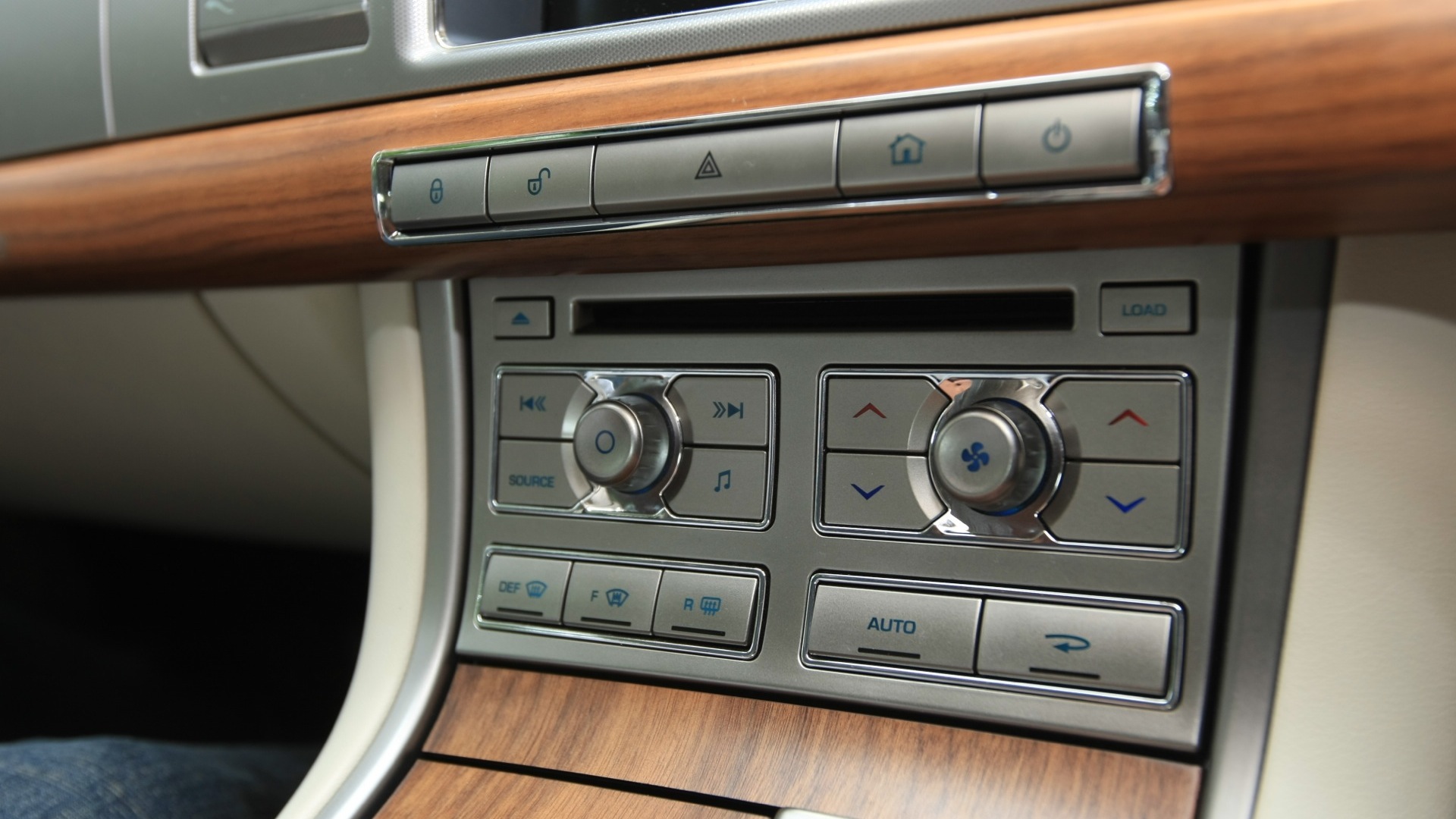 Jaguar-XF-2013-2-2-Diesel-Interior