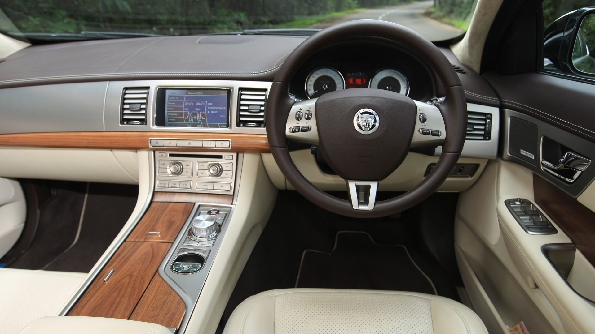 Jaguar-XF-2013-2-2-Diesel-Interior
