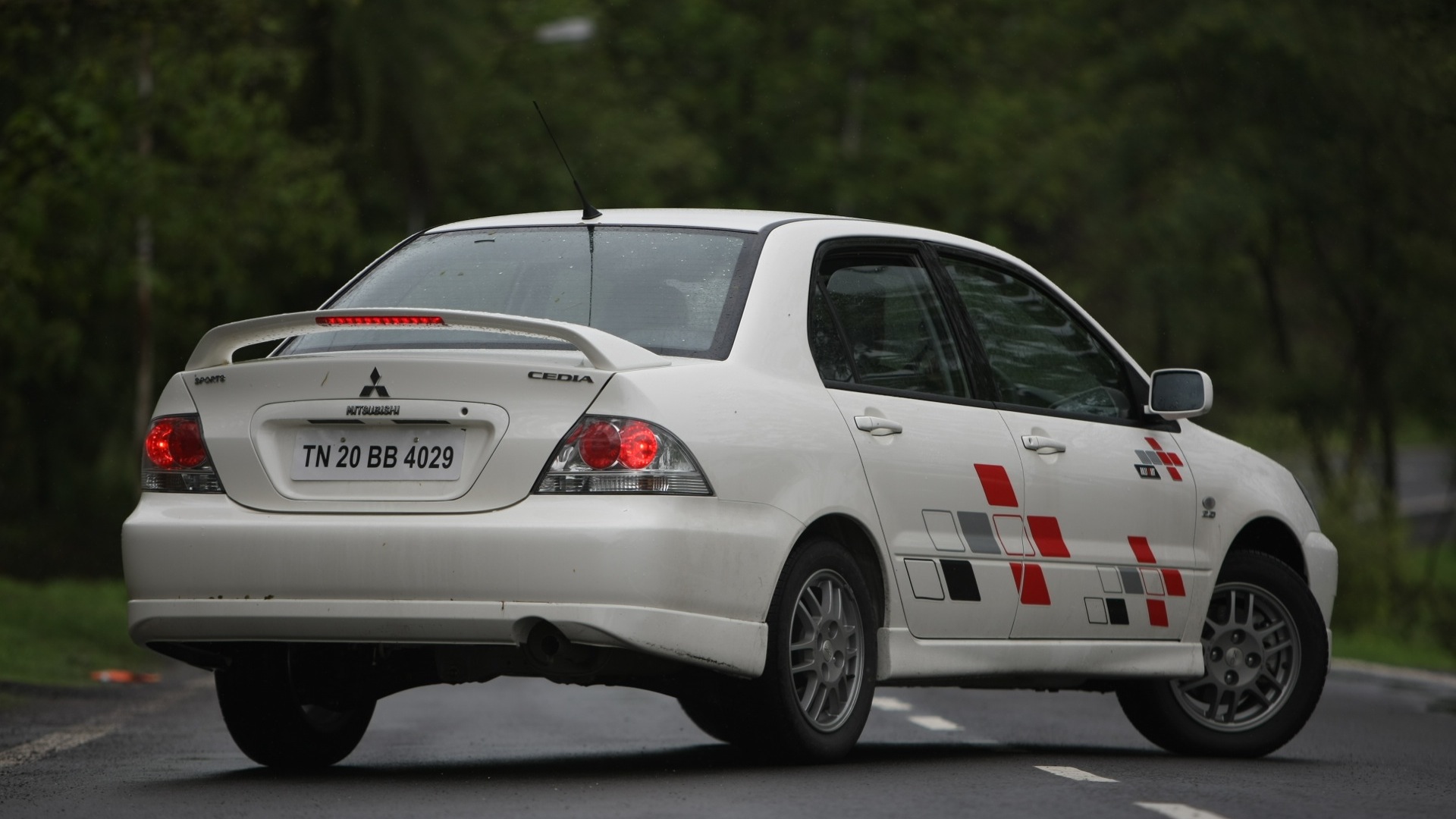 Mitsubishi-Cedia-2013-Sports-Exterior