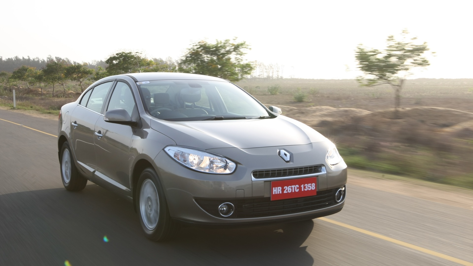 Renault-Fluence-e4-2013-Petrol-Exterior