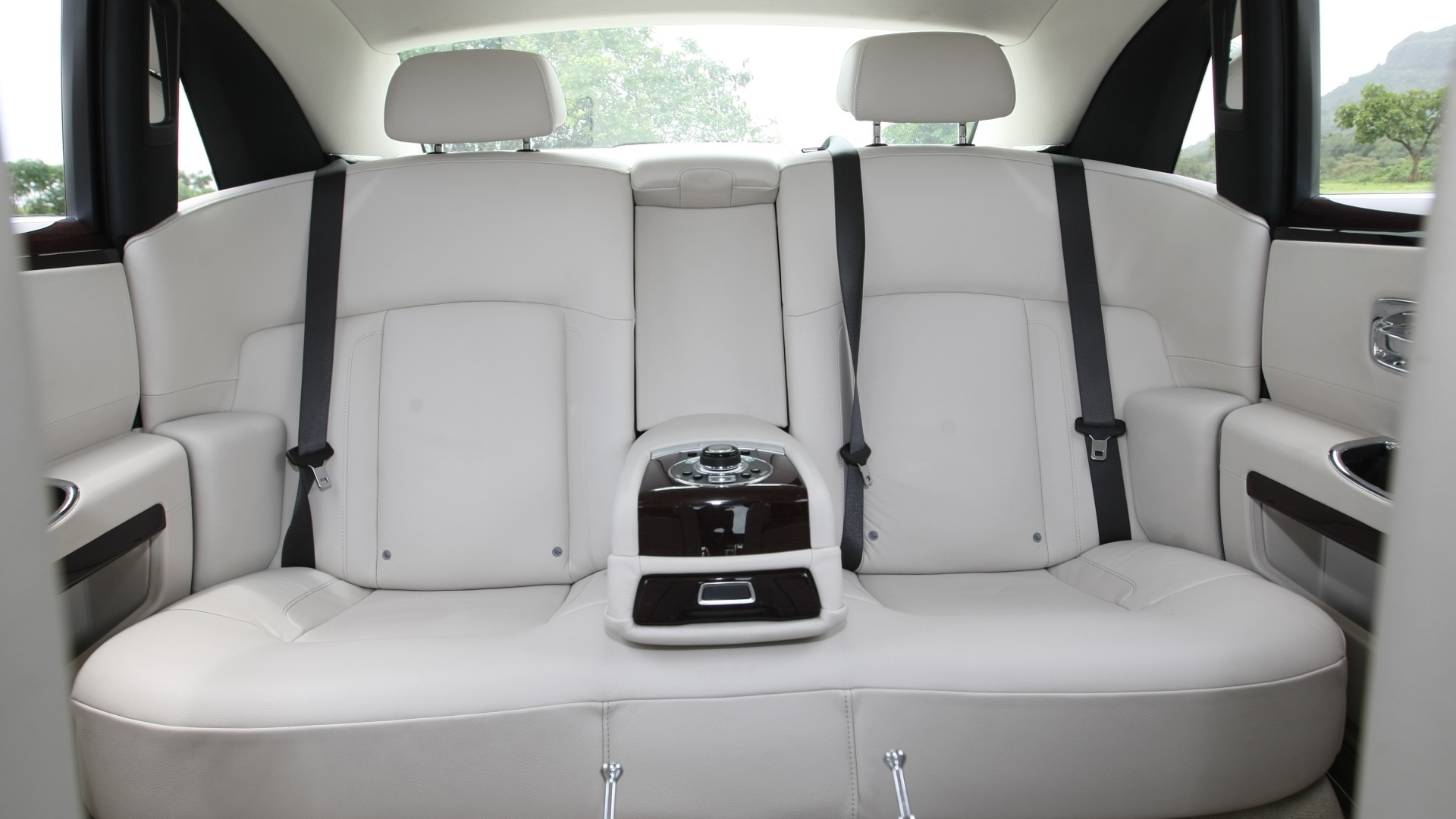 Rolls-Royce-Ghost-2013-STD-Interior