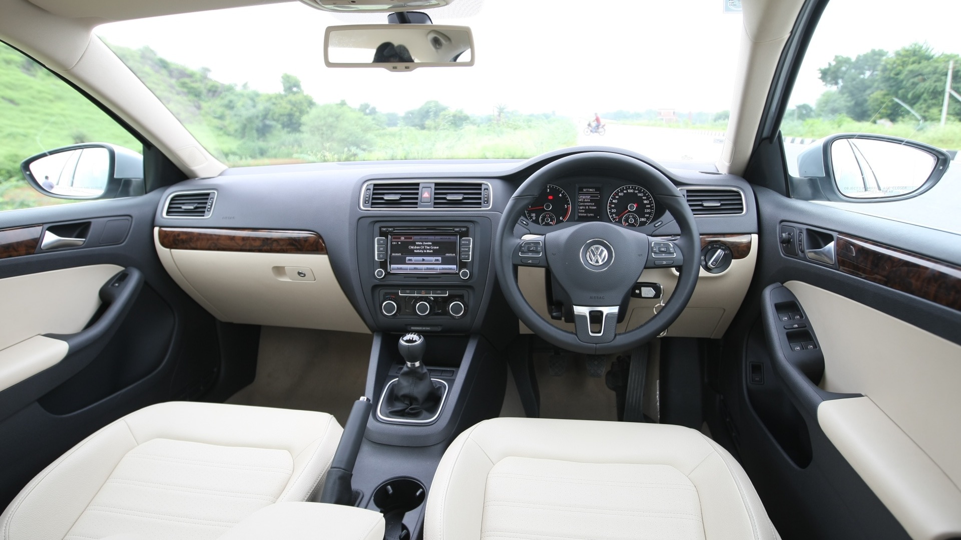 Volkswagen-Jetta-2011-2-0-Trendline-M-Interior