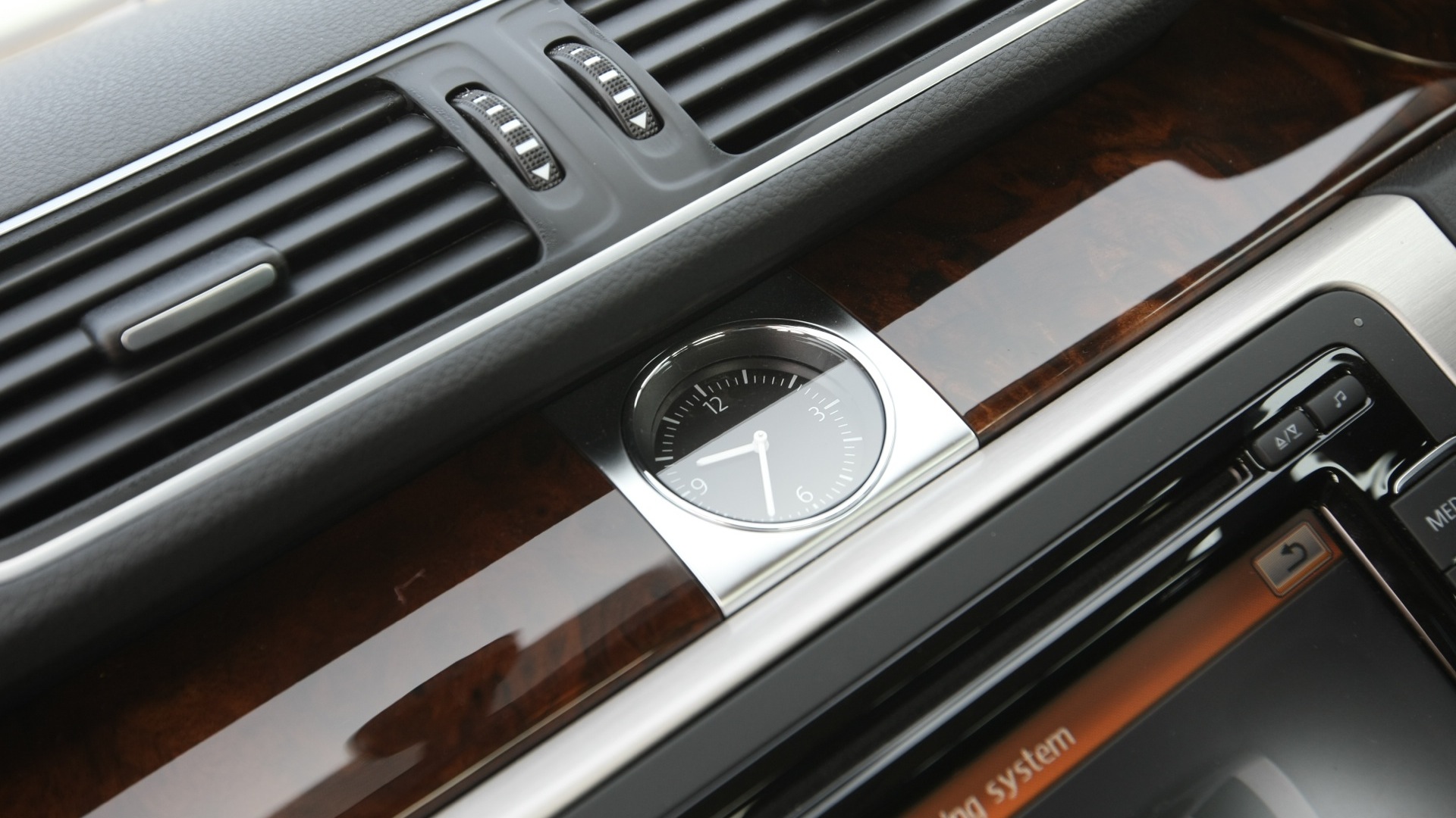 Volkswagen-Passat-2013-Trendline-MT-Interior