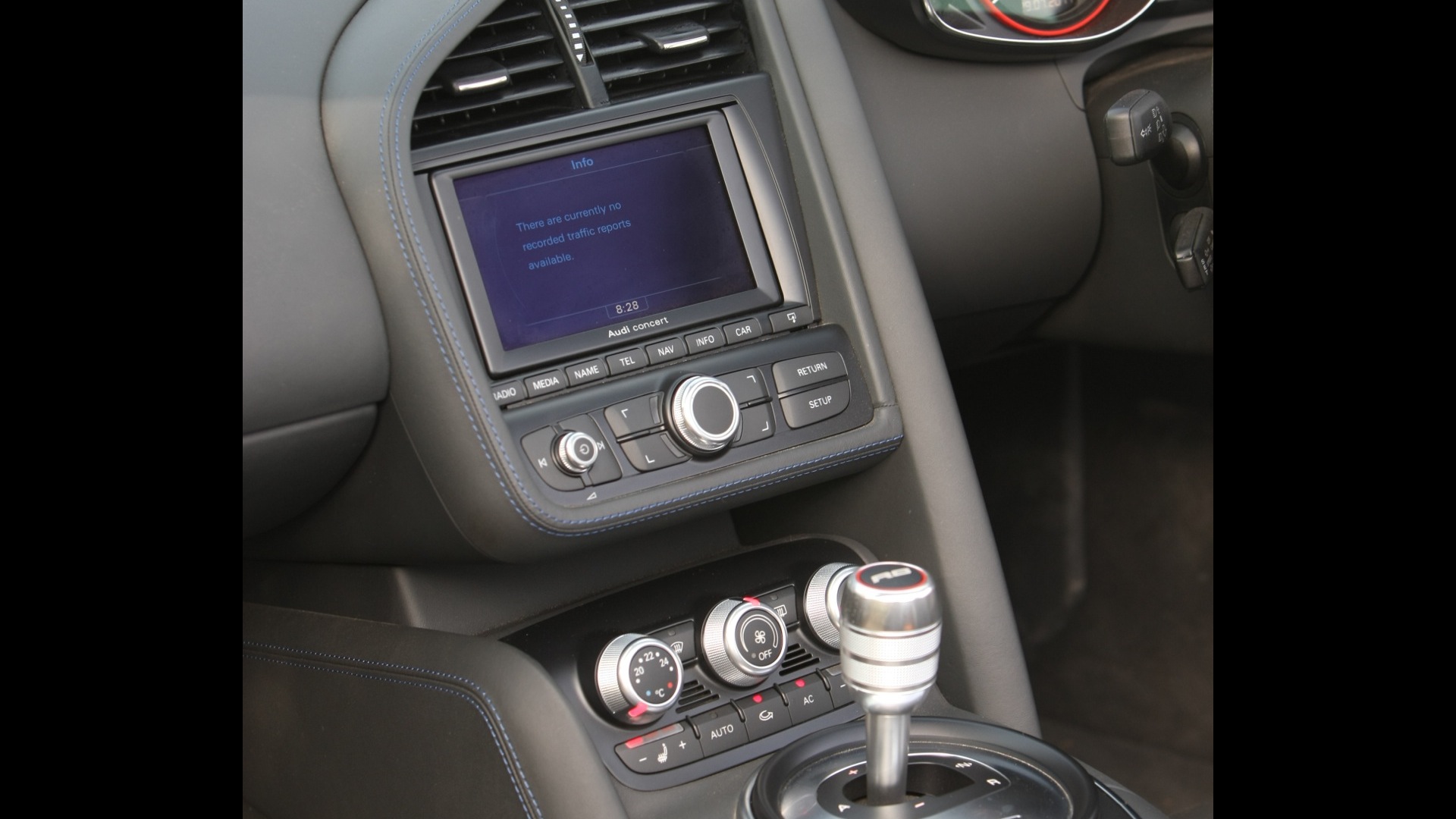 Audi-R8-2012-4-2-FSI-Quattro-Interior