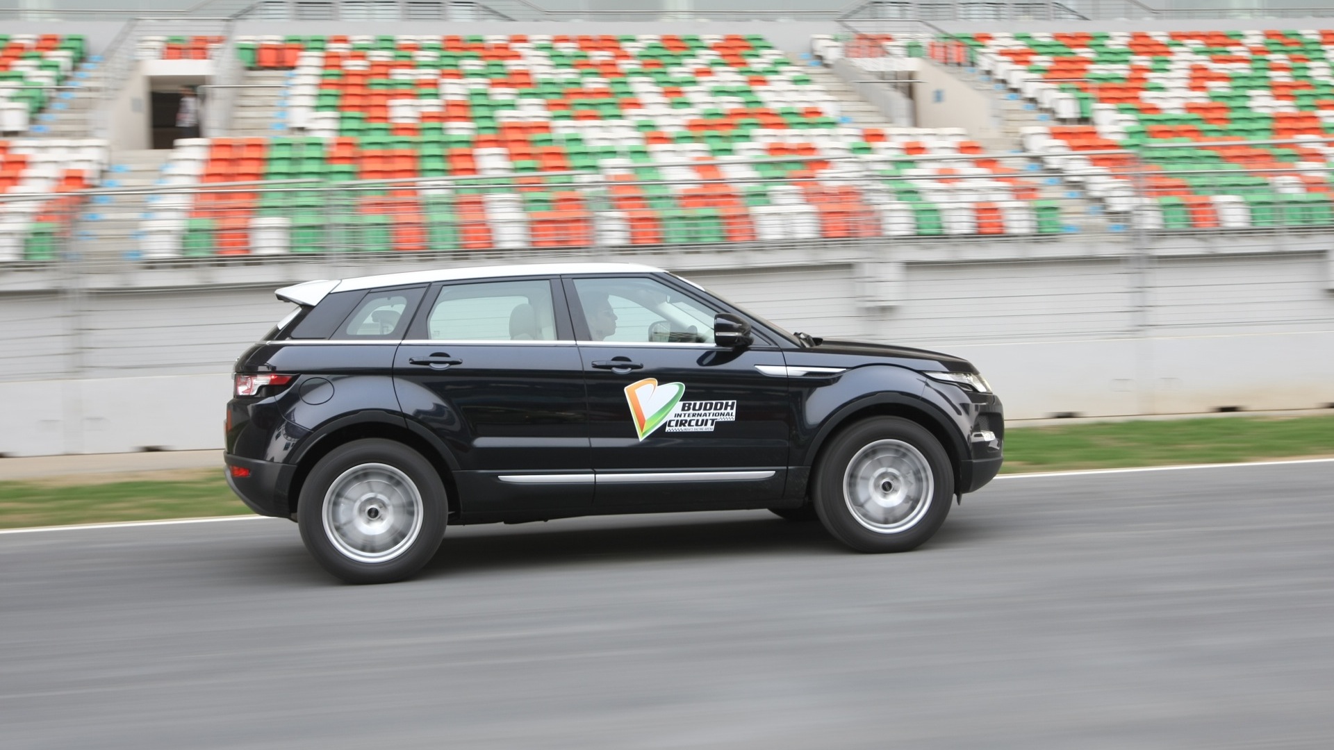 Land-Rover-Evoque-2013-Pure-SD4-Exterior