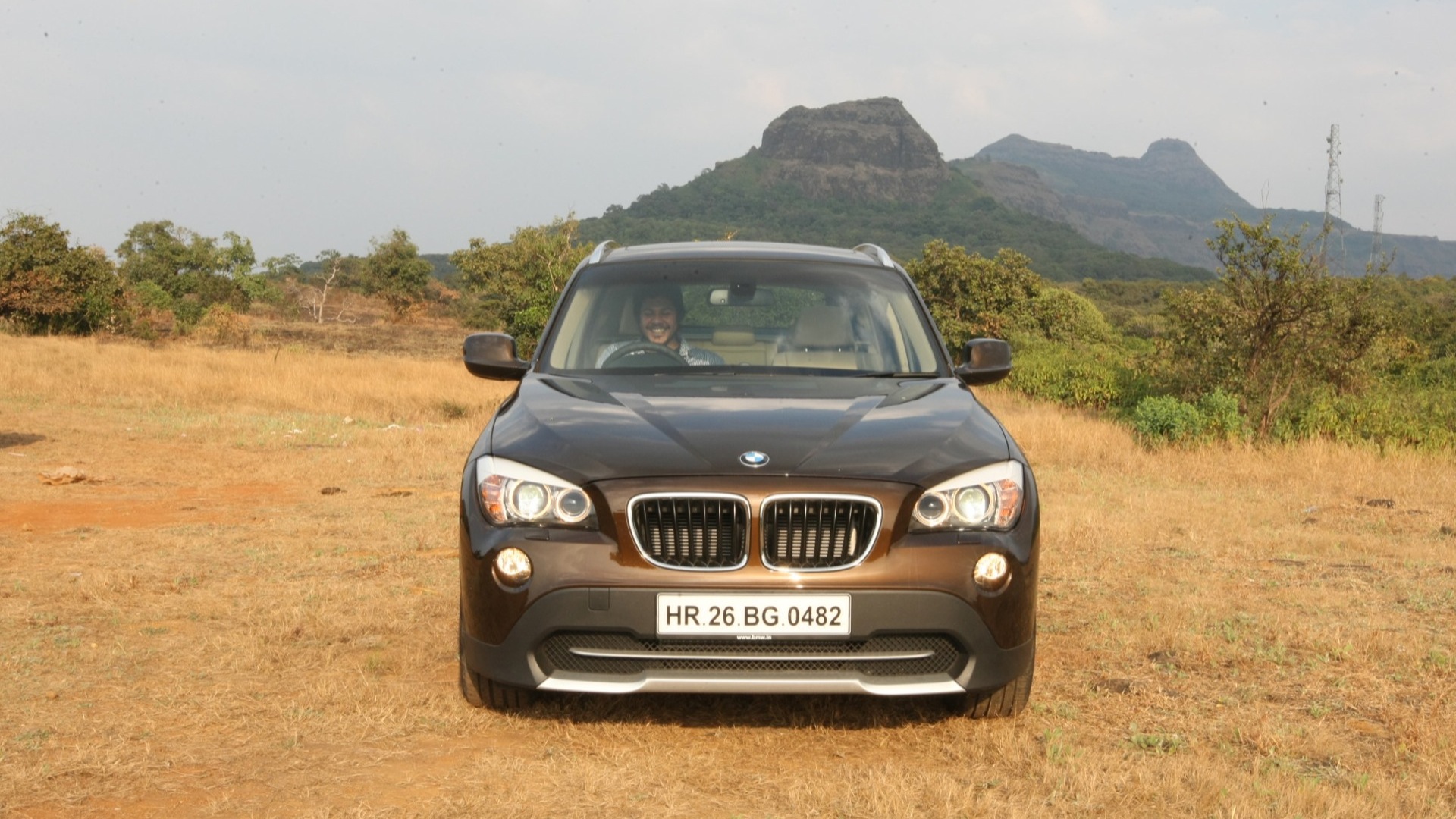 BMW-X1-2013-sDrive-1-8i-Compare