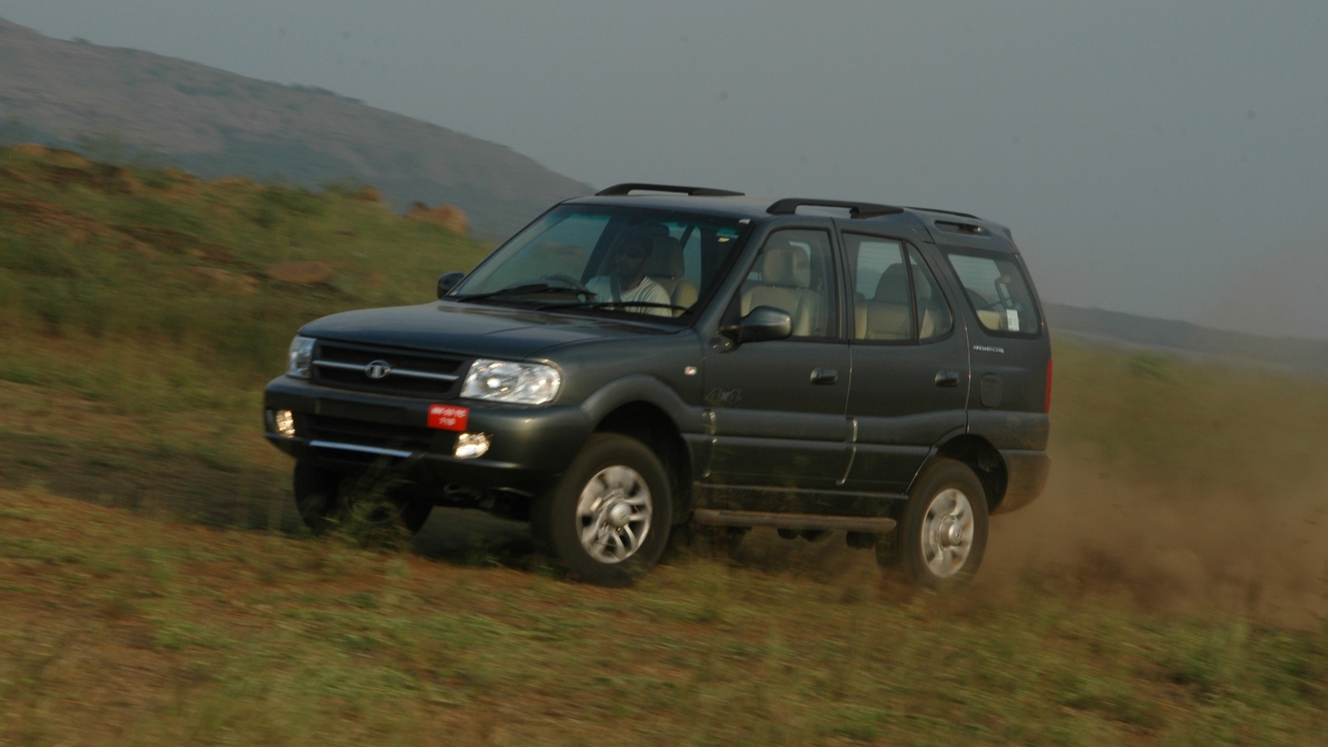 Tata-Safari-2013-2-2-Dicor-LX-2WD-Compare