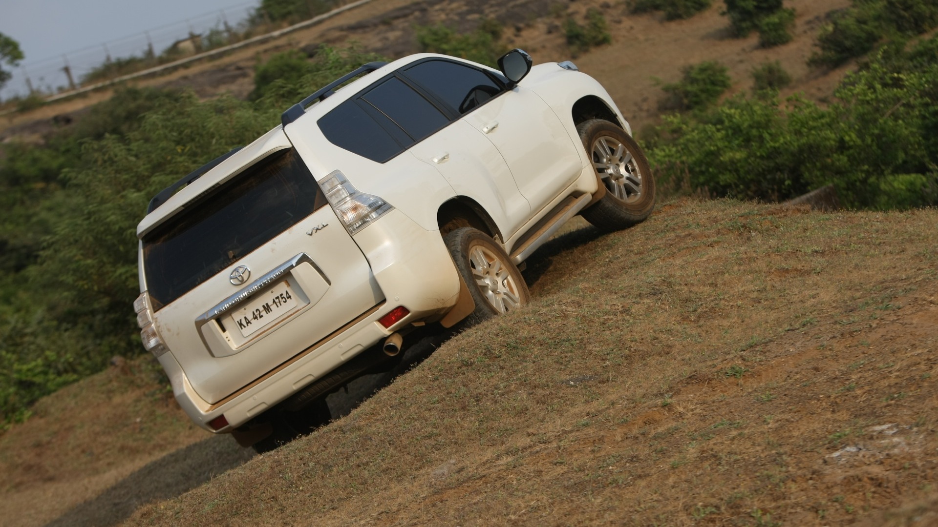 Toyota-Land-Cruiser-Prado-2013-STD-Compare