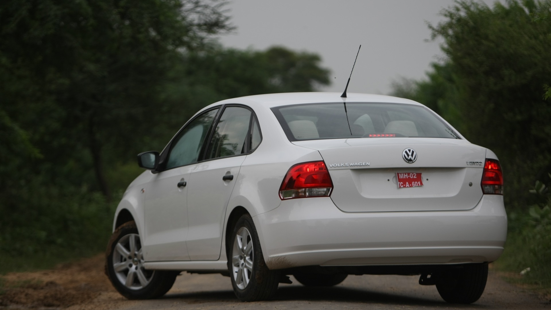 Volkswagen-Vento-2013-Trendline-(P)-Compare