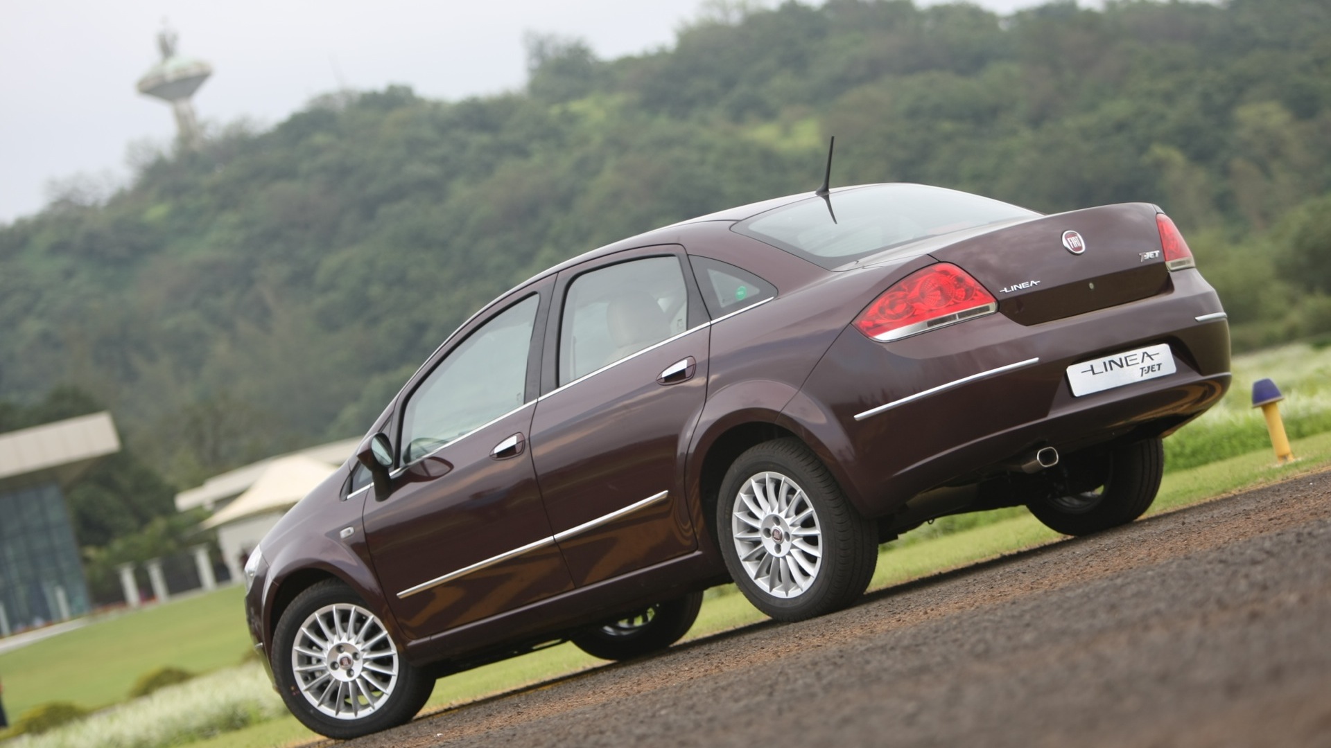 Fiat-Linea-2012-Multijet-Active-Compare