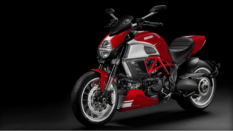 Ducati Diavel 2013 STD Compare