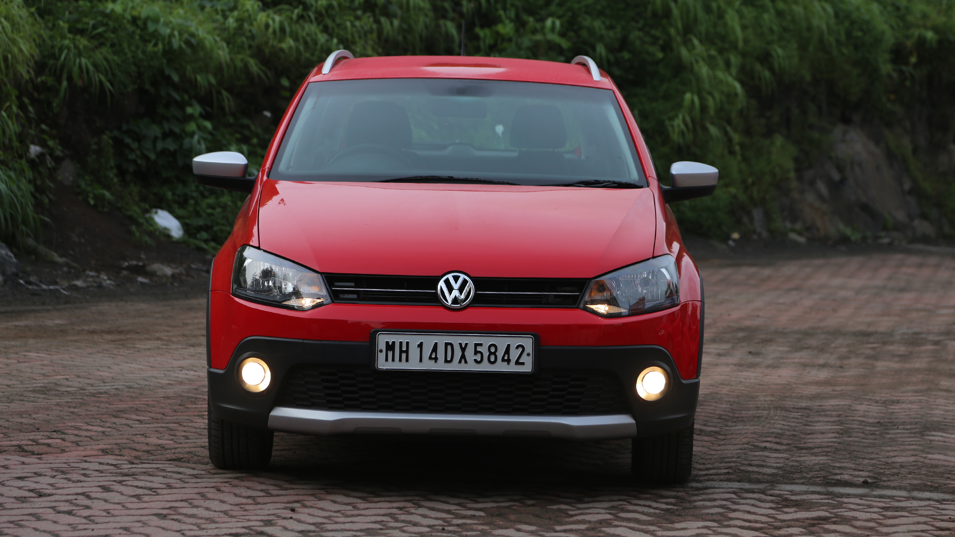 Volkswagen Cross Polo 2015 Compare