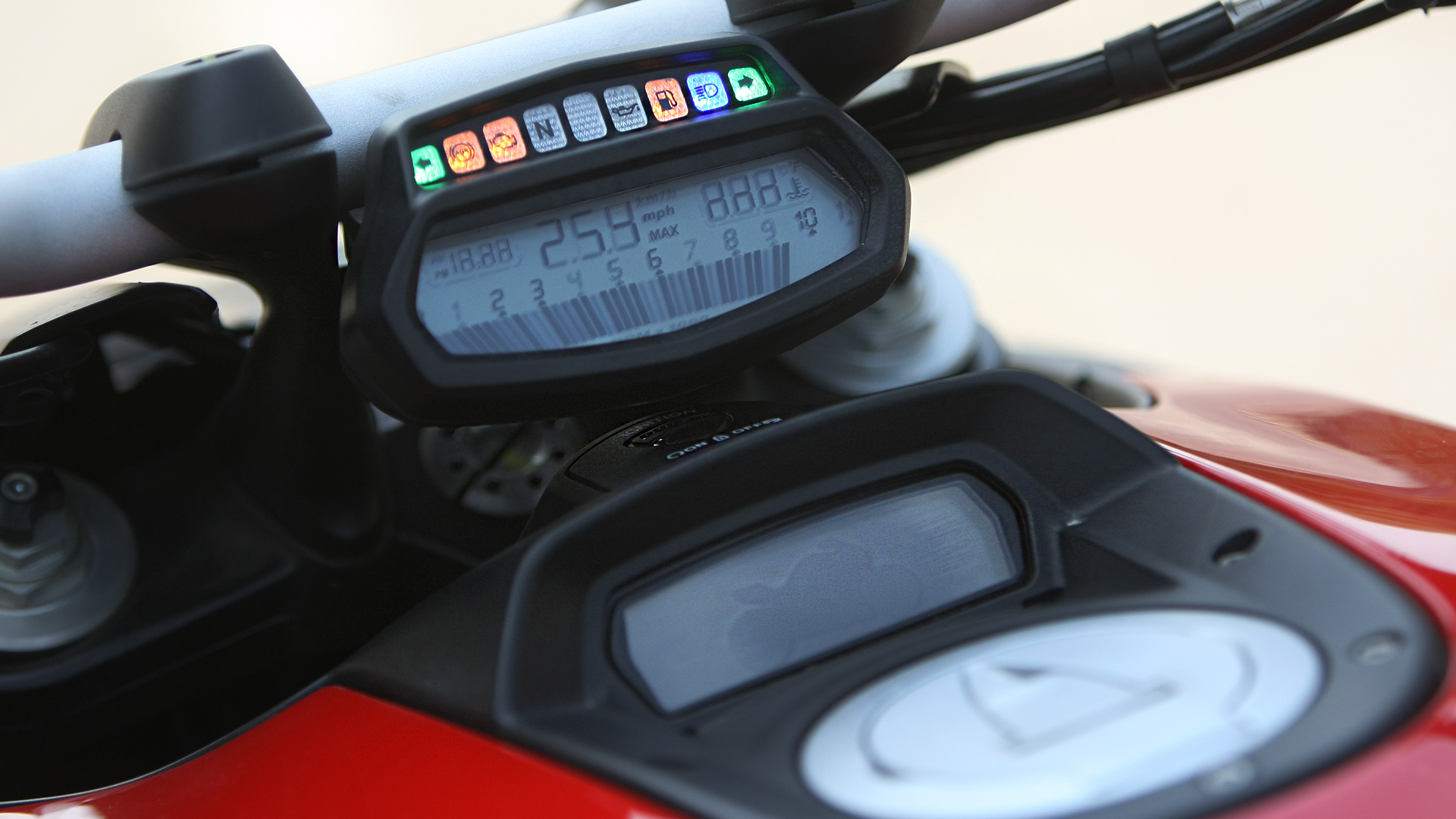 Ducati Diavel 2013 Carbon Compare