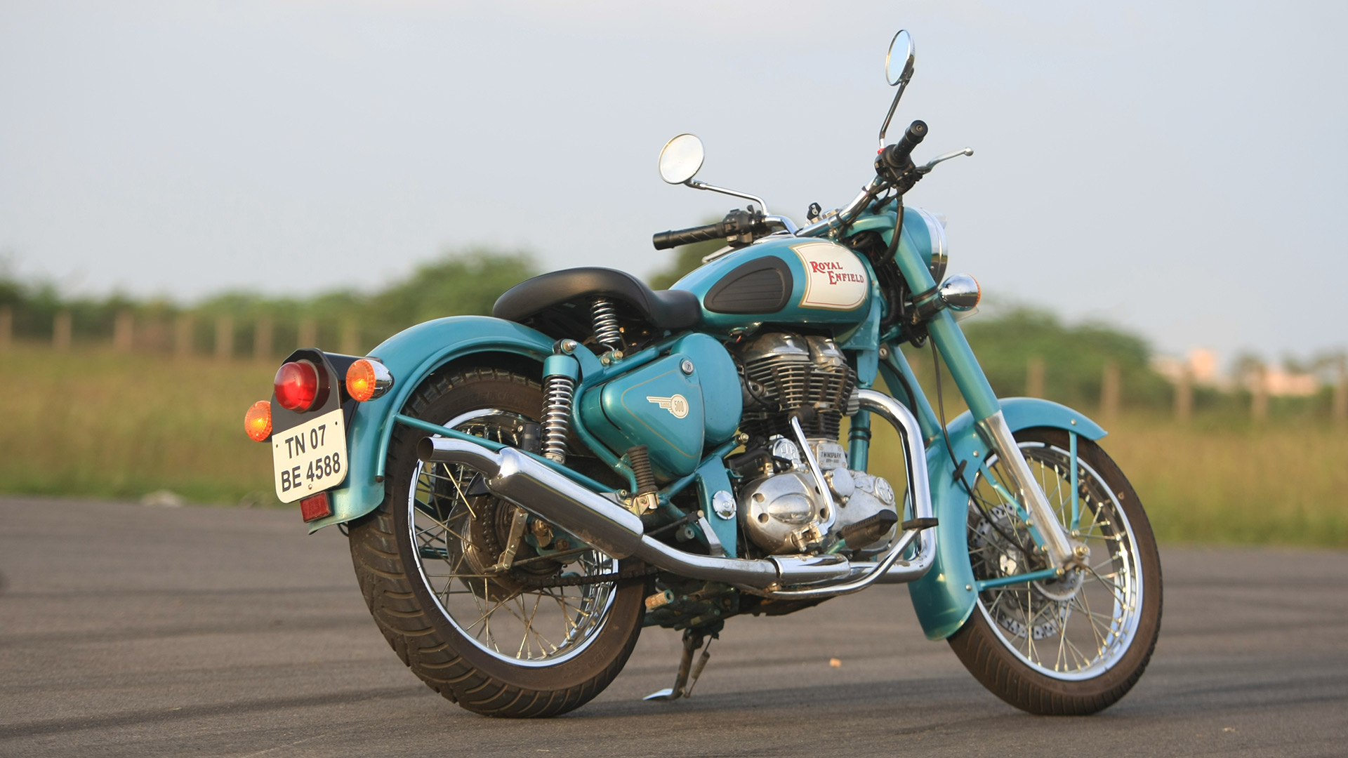 Royal Enfield Classic 500 2013 STD Compare