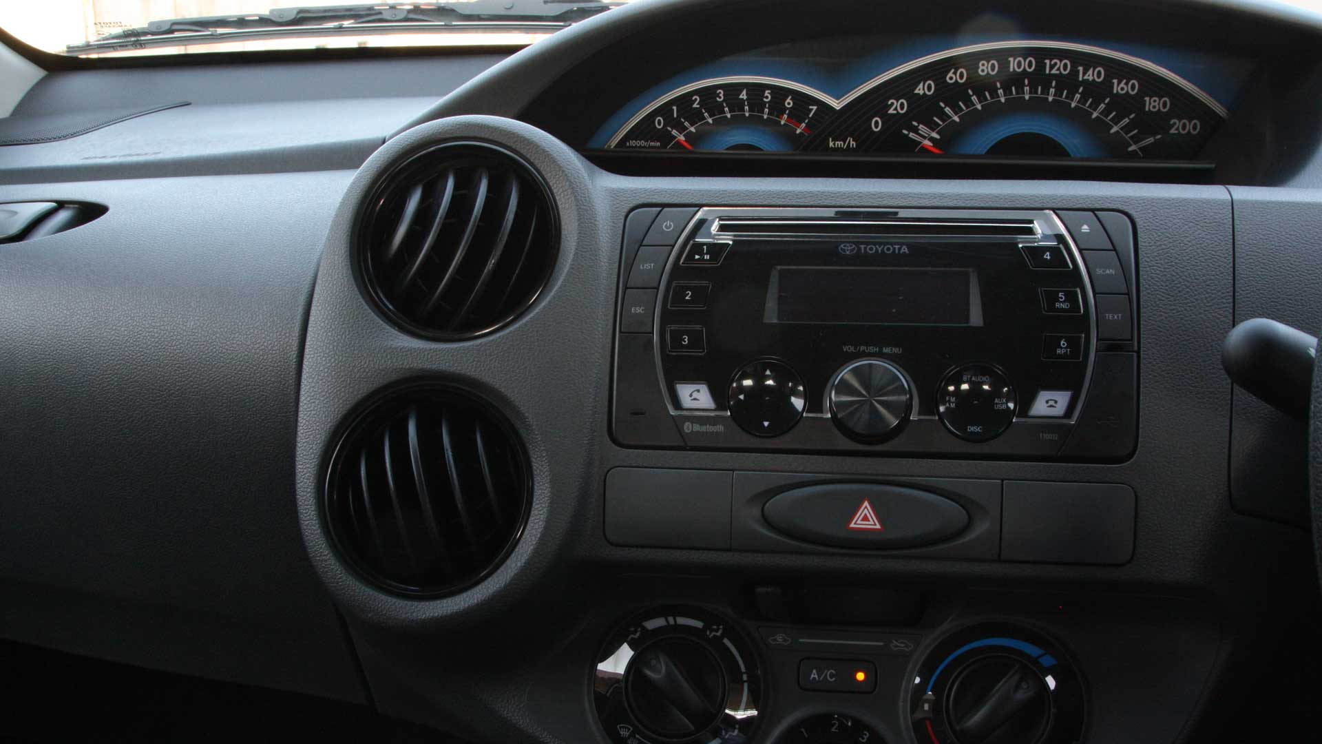 Toyota-etios-liva-2014 Interior