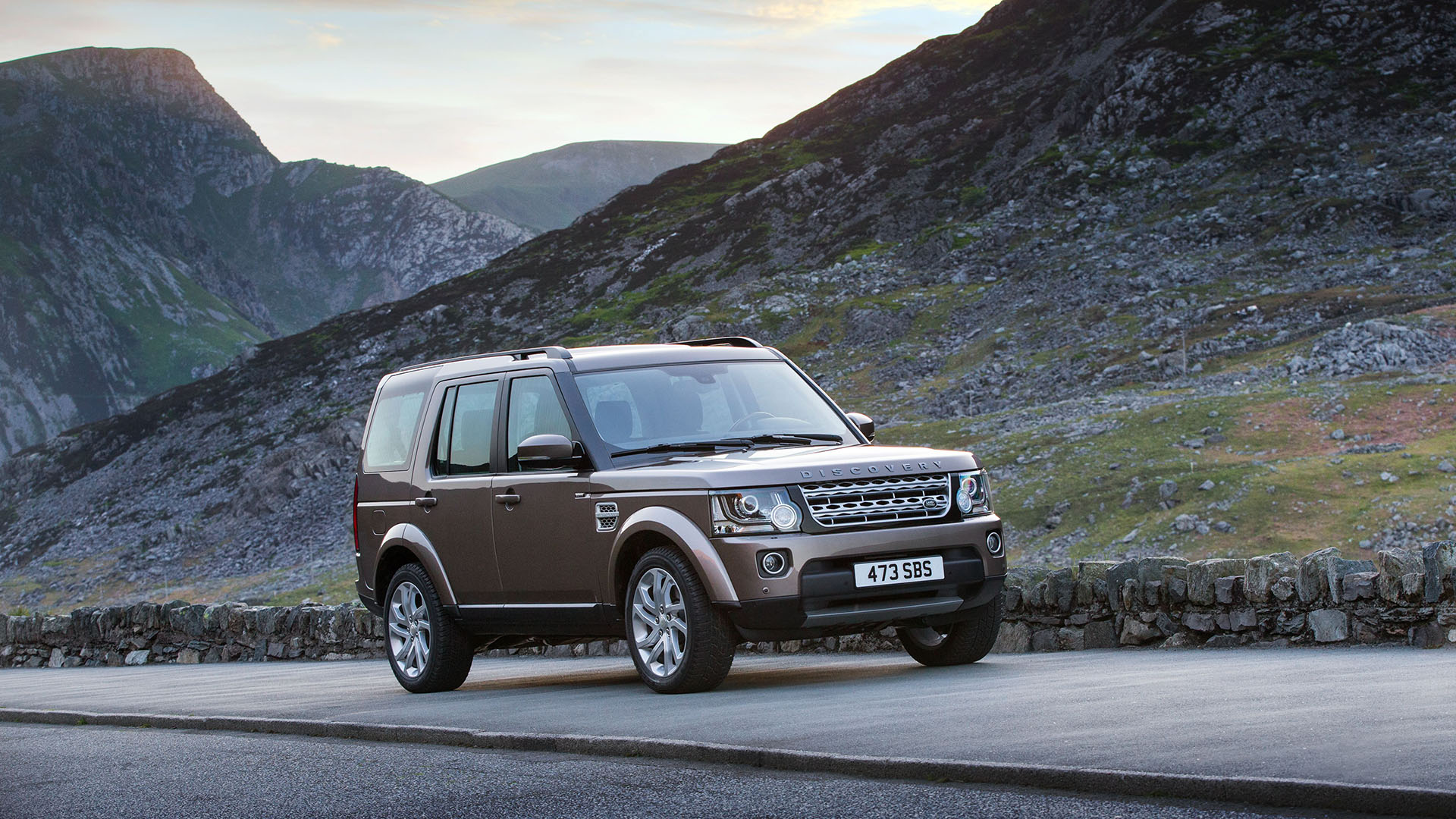 Land-Rover-Discovery-4-2013-TD-V6-Diesel-AT-Compare
