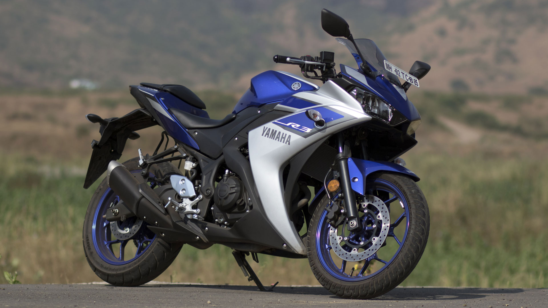 Yamaha YZF-R3 2015 STD Compare