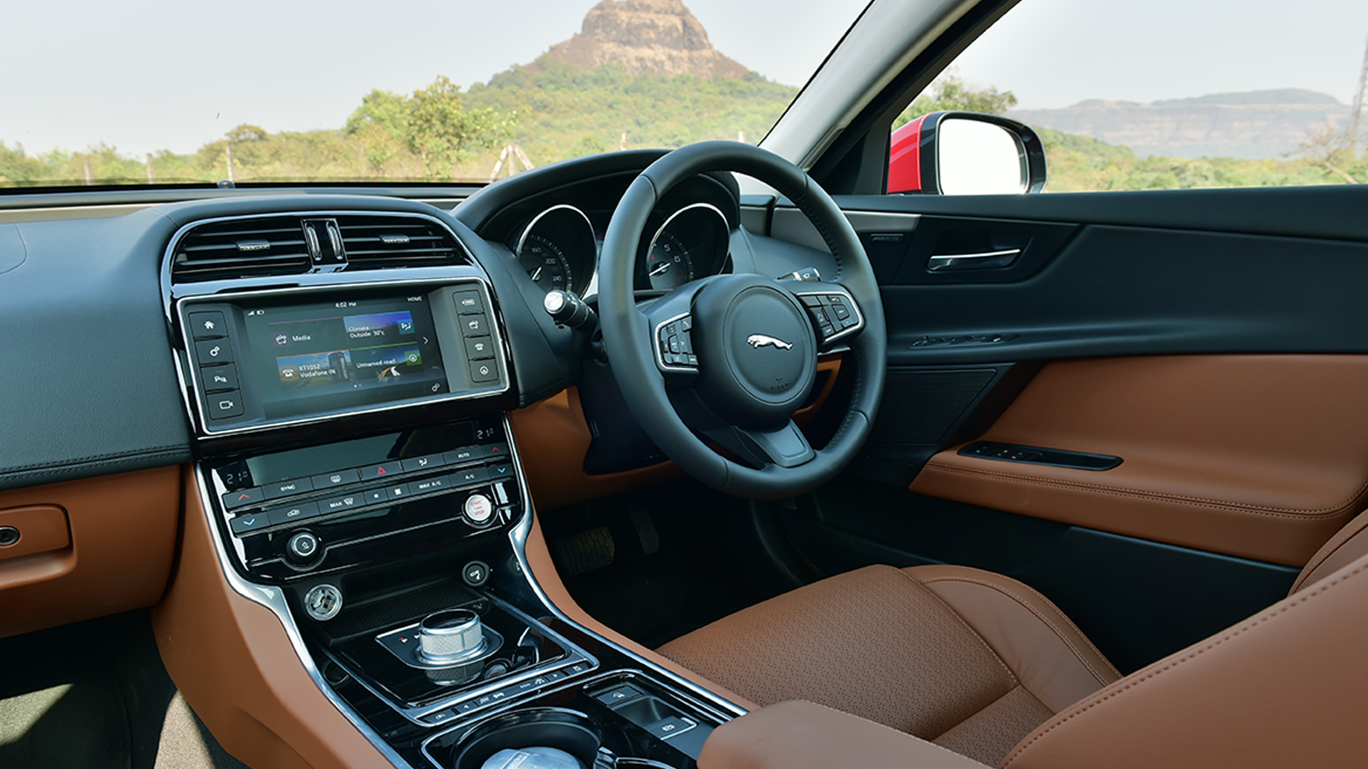 Jaguar XE 2016 Pure Interior