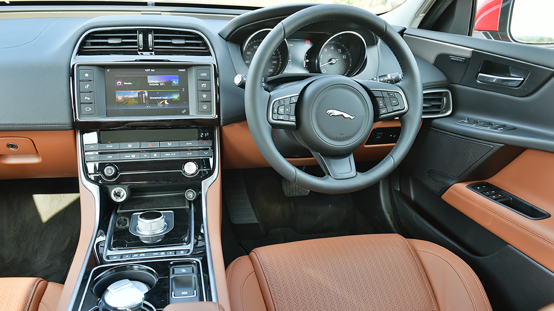 Jaguar XE 2016 Pure Exterior