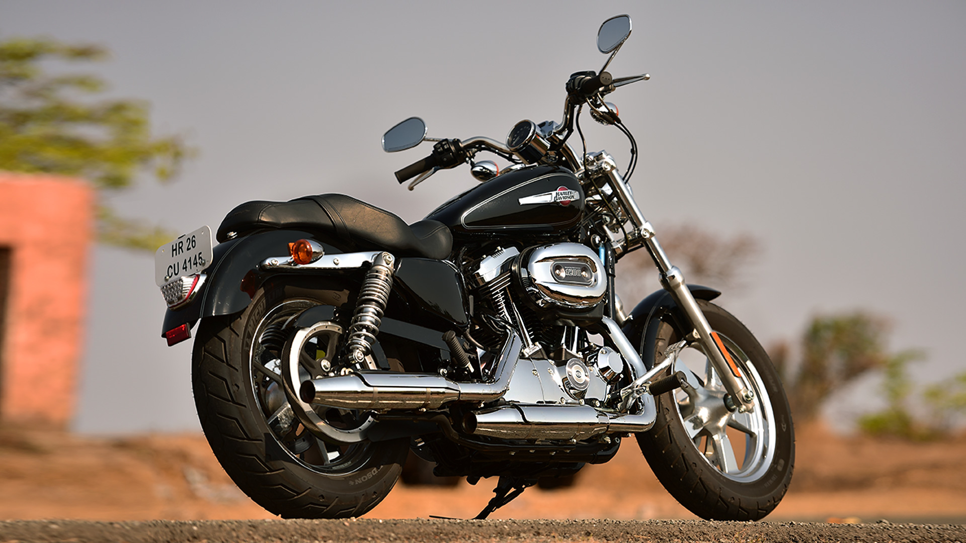 Harley-Davidson 1200 Custom 2016 STD Compare