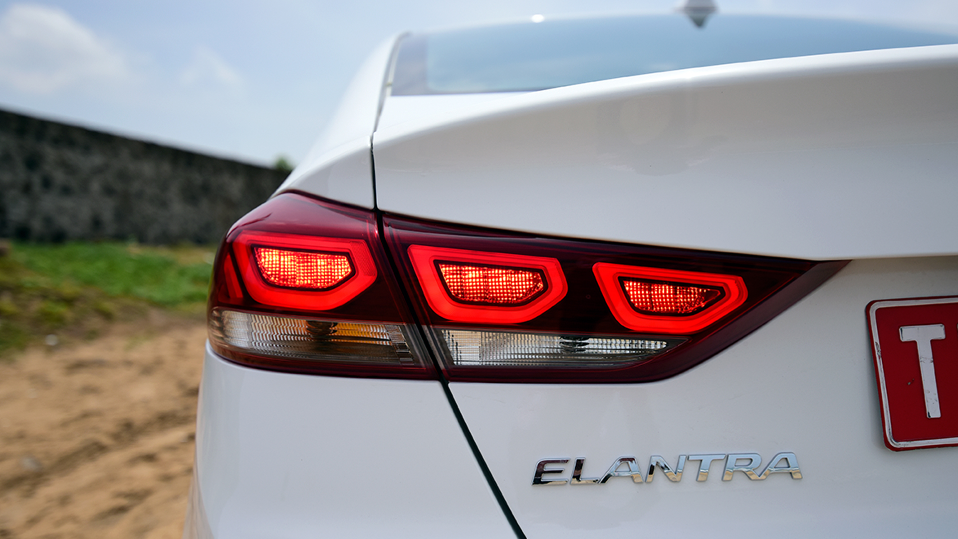 Hyundai Elantra 2016 2.0 Petrol SX (O)AT Exterior
