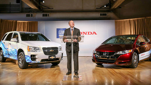 GM vice chairman Steve Girsky announces a long-term, definitive master agreement between GM and Honda