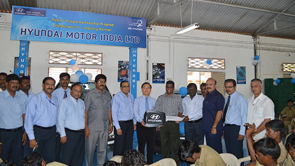 BW Ryu, ED-Administration, HMIL handing over Hyundai EON keys to Mr. S Arumugam Principal, ITI Ulundurpet in the presence of Mr. R Sethuraman, Trustee, HMIF and Chairman of the Institute Management Committee