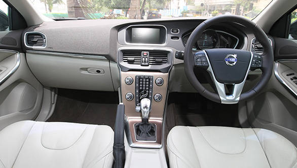 The V40's dual tone dark brown and light beige combination gives it a smart and airy look