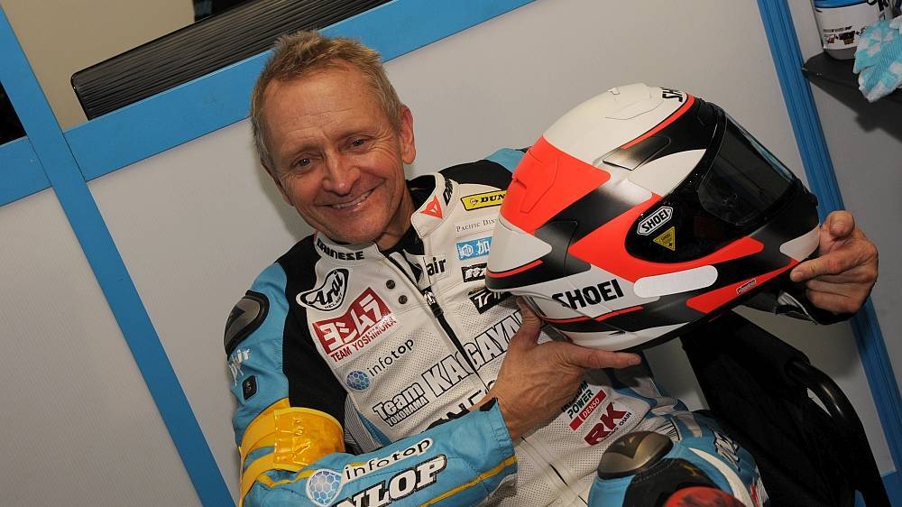 Schwantz took to the track wearing a Wayne Rainey replica race helmet, to commemorate that famous 500cc rivalry