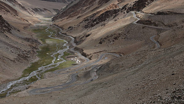 We cross the famous Gata Loops, an endless series of hairpins that mark the end of the Sarchu experience and cross first the Nakeela