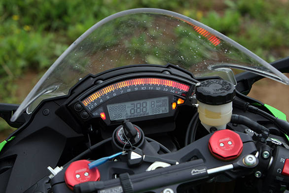 The Kawasaki has about the best rev counter I've ever used. A band of bright LEDs make an arc across the top with one bar illuminated at idle. Pick up the revs and more LEDs light up making a light bar that arcs rapidly from left to right. As you get into the 10,000rpm area, the colour changes towards orange and then turns red near the 14,500rpm redline. It's easy to track even in peripheral vision, the colour is a good indicator of how far from the redline you are