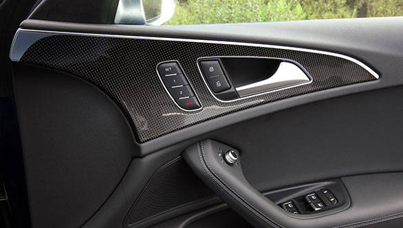  The only difference is the abundant use of carbon fiber on the doors, the centre console and the dashboard