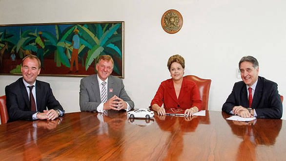 Signing of framework contract: Philipp Schiemer, CEO Mercedes-Benz do Brasil & Daimler Latin America, Andreas Renschler, Management Board member for Production and Procurement at Mercedes-Benz Cars and Mercedes-Benz Vans, Brazilian president Dilma Rousseff and Fernando Pimentel, Brazilian minister of Development, Industry and External Market (left to right)