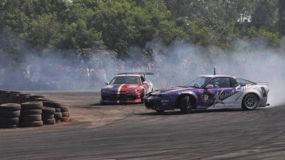 Tandem drifting - Gautam Singhania and Shawn Spiteri in the Nissan S15 and S13