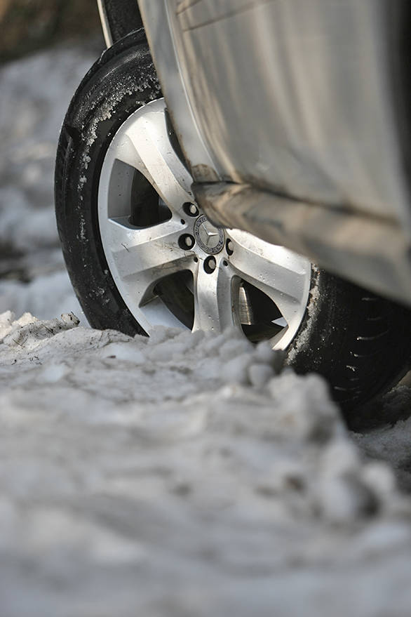 Snow also fills the groves of the tyres and reduces the level of grip on offer
