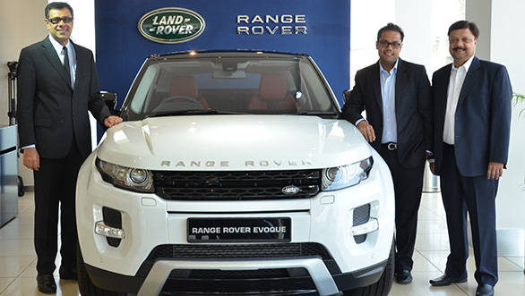 JLR.Rohit-Suri,-VP,-JLR-India,-Mr.-Vedant-Agarwal,-MD,-Lexus-Motors,-Mr.-Binod-Agarwal,-CMD,-Lexus-Motors-with-Land-Rover-Range-Rover-Evoque