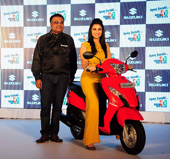Mr. Atul Gupta - Exec VP SMIL unveils 110cc scooter Let's with actress Parineeti Chopra