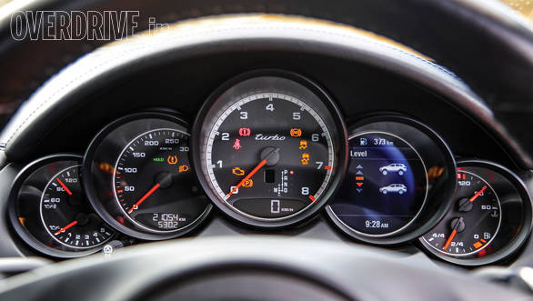The Cayenne gets Porsche's classic 5 pod dials that look fantatsic