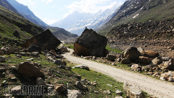 Two massive rocks lie on the side of the broken road towards Chota Dhara from Chattru
