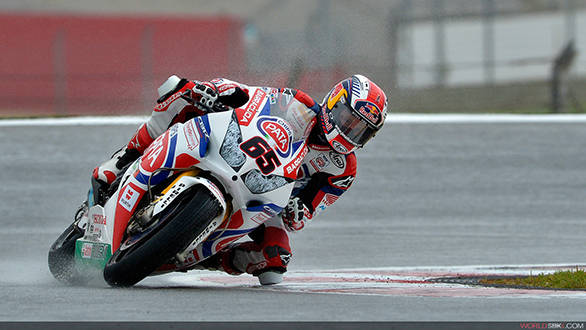 Jonathan Rea gets his knee down on the wet Portimao race track in Portugal