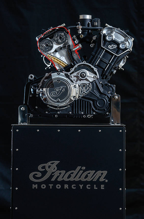 The new engine is a liquid-cooled, 8 valve, DOHC V-twin that claims to make 100PS at 8,100rpm and 98Nm at 5,900rpm. Note that the peak power is at 8,100rpm, which means this isn't a traditional low-revving cruiser engine in nature