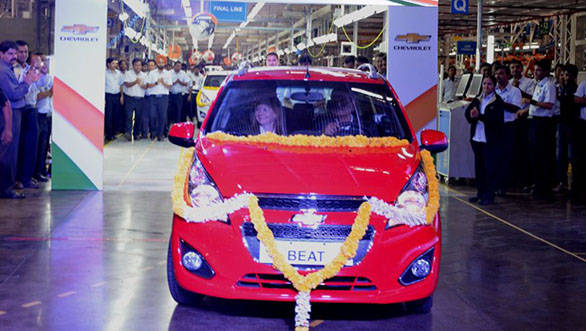 GM_CEO_Mary_Barra_and_GM_India_President_&_Managing_Director_Arvind_Saxena_roll_out_the_first_Chevrolet_Beat_for_export_from_the_GM_Talegaon_manufacturing_facility_in_Maharashtra.