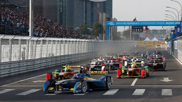 Nico Prost leads the pack at the start of the race