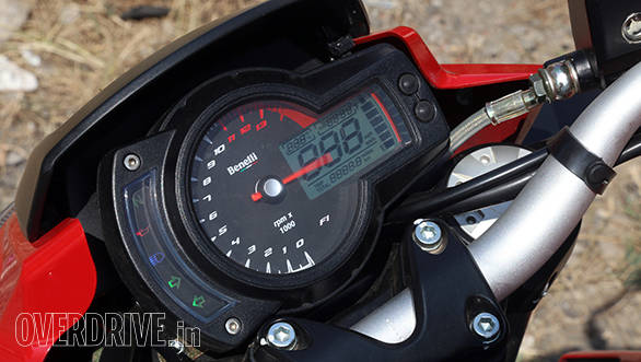 This instrument cluster seems to be in use in many models at Benelli. On the flip side, it might look a bit dated but it's clear, easy to read and therefore extremely functional